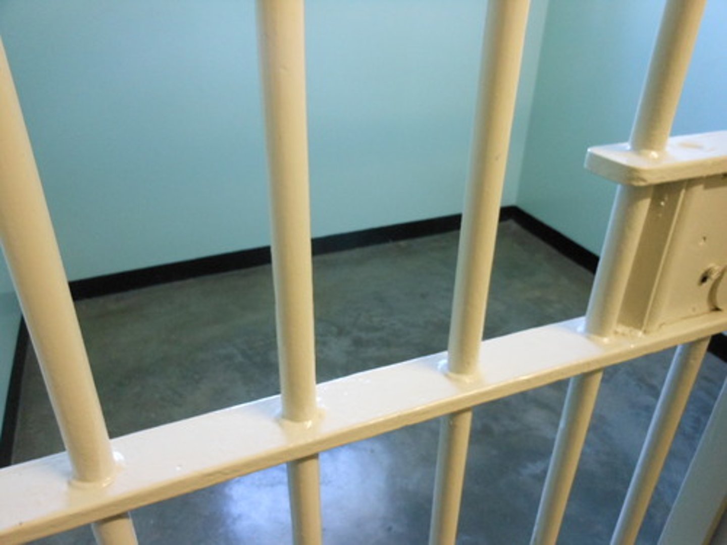 <p>(phrase) đánh mất sự tự do</p><p>Ex: Prison sentences punish offenders because they lose their freedom, and are separated from family and friends.</p>