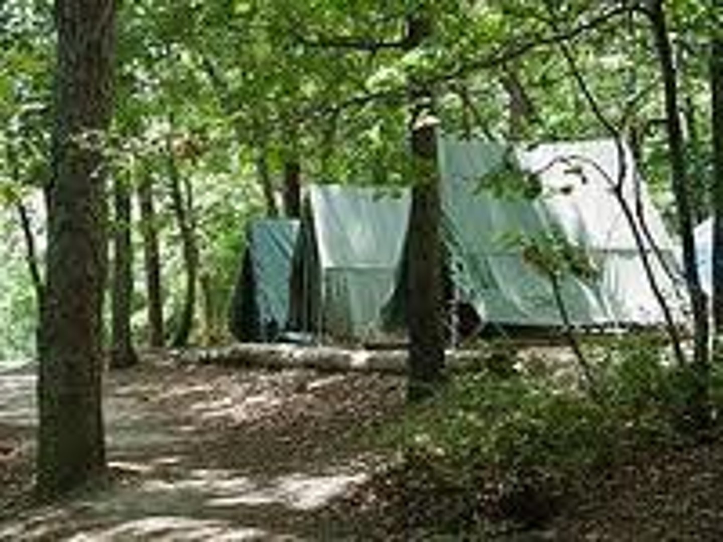 <p>lugar al aire libre especialmente dispuesto para acampar y albergar personas</p>