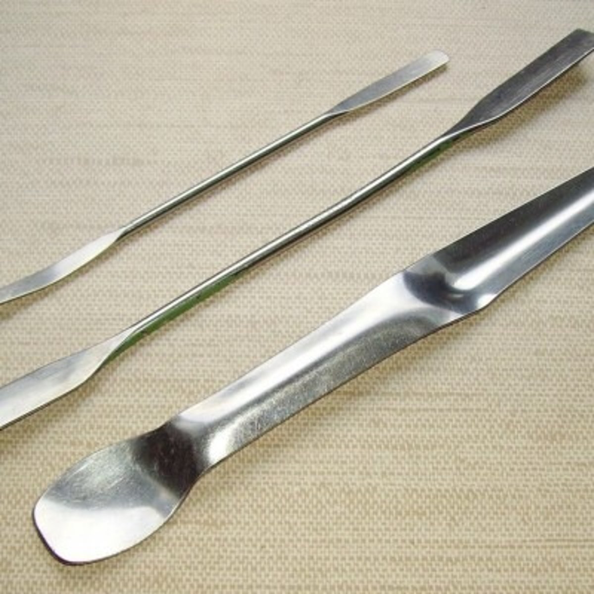 <p>used to transfer dry chemicals from container to weigh boat.</p>