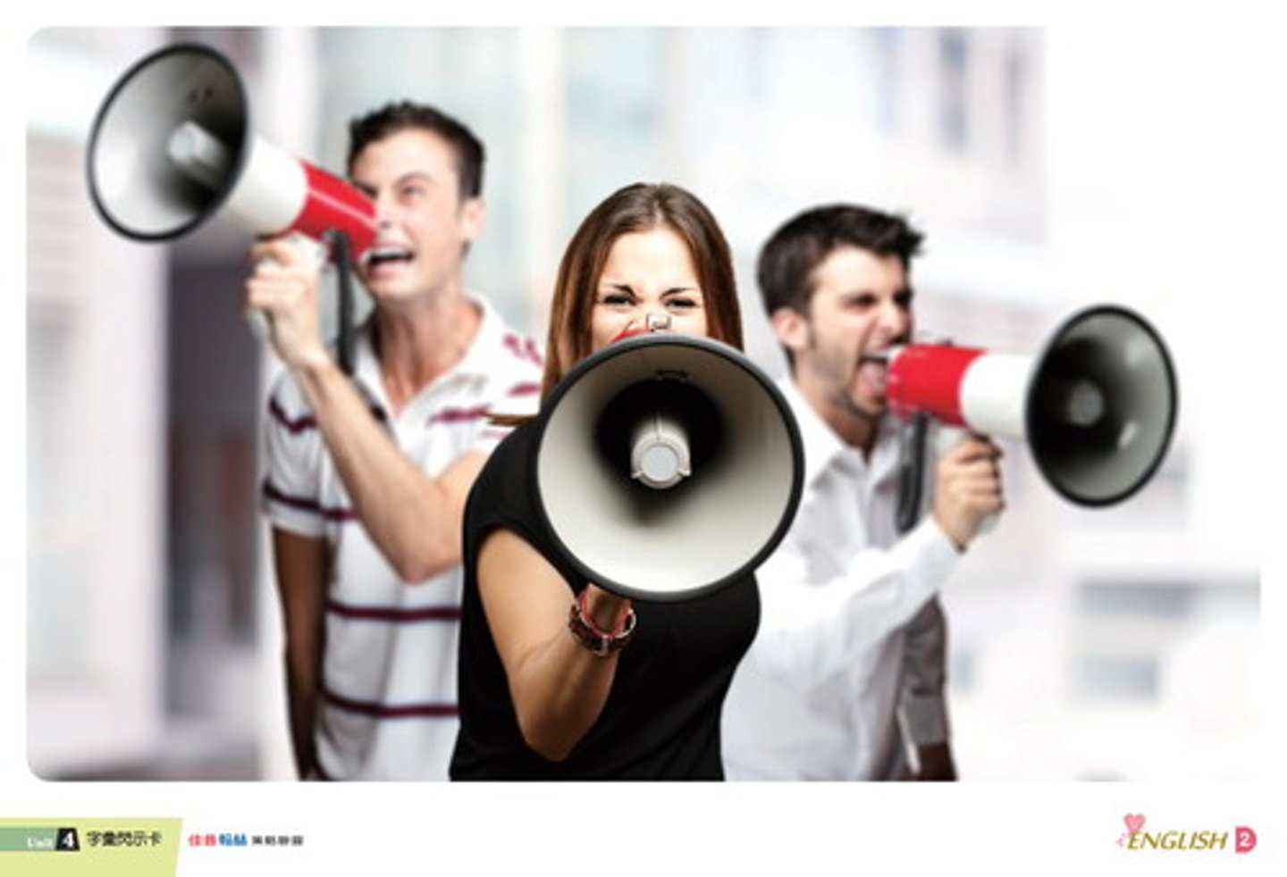 <p>Lớn tiếng, ồn ào</p>