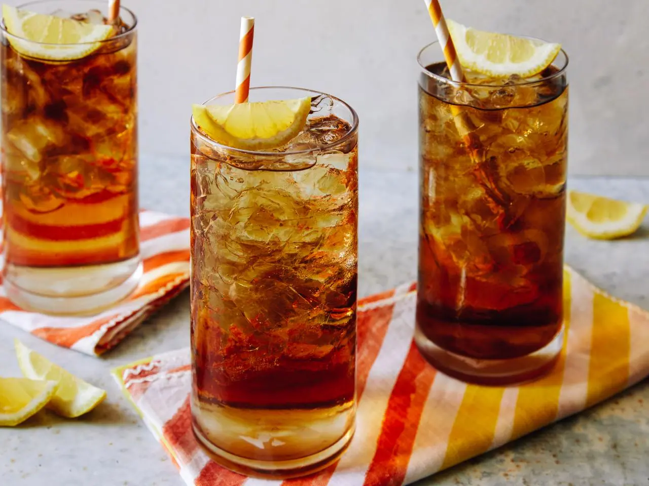 <p>highball, 0.5 oz vodka, 0.5 oz gin, 0.5 oz white rum, 0.5 oz tequila, 0.5 oz triple sec, 1 oz lemon juice, 1 oz simple syrup, top with 1 oz cola, served in a Collins, garnished with lemon slice</p>