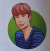 <p>Er möchte zu einem Spiel von Manchester United fahren und brauch Geld.  Deshalb hilft er in den Ferien seinem Onkel im Hotel.  Das darf er jetz, im Mai hatte er Geburstag und ist jetzt 13.   Er ist der beste Freund von Laura.</p>