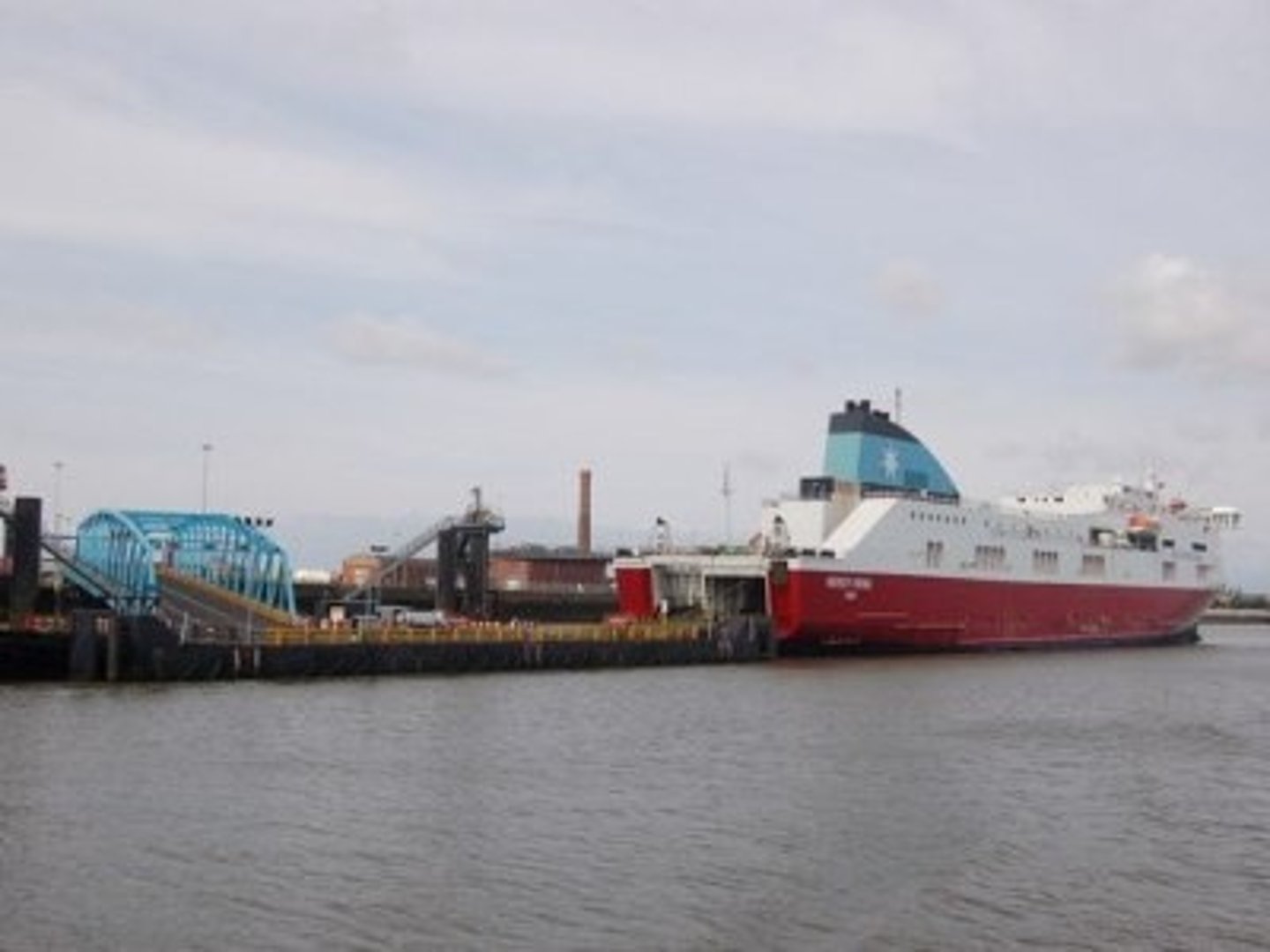 <p>tàu chở xe có bánh</p>