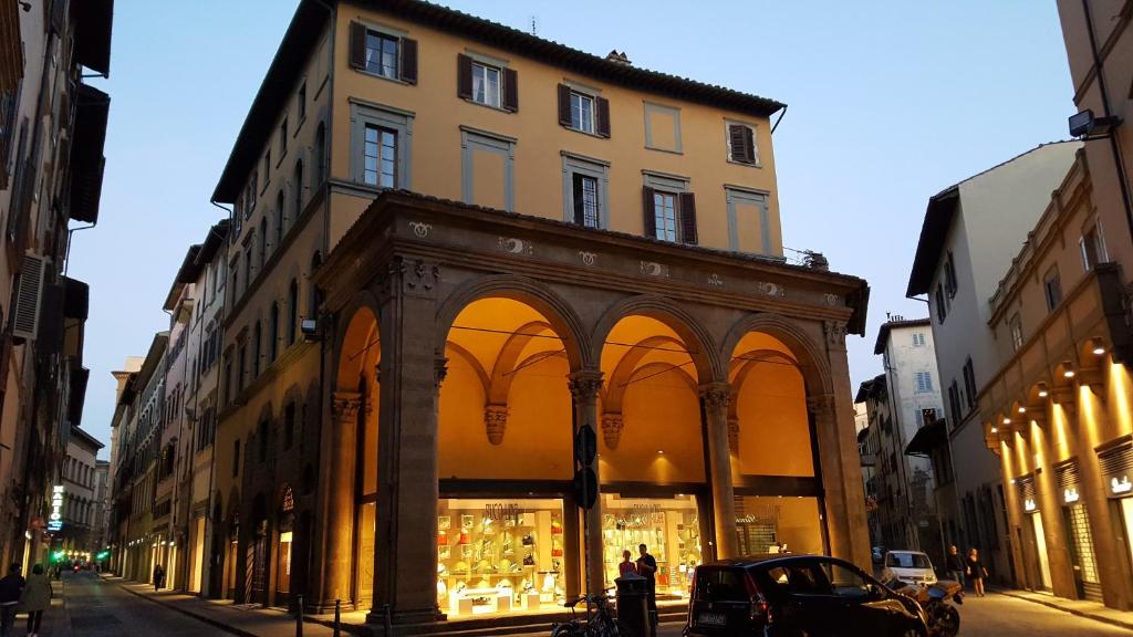 <p>Palazzo Rucellai; Florence, Italy</p><p>Architect: Leon Battista Alberti c. 1450, stone masonry </p><p>Commissioned by the Rucellai family as a home, business, and servant quarters. </p><p>Facade becomes critical for move from Medieval Time</p><p>Three tiers divided by entablatures, separated by windows</p><p>Doric — Ionic — Corinthian </p><p>1st floor: business, 2nd floor: guests, 3rd: home for family, 4th: hidden, for servants </p><p>Loggia across the street </p>