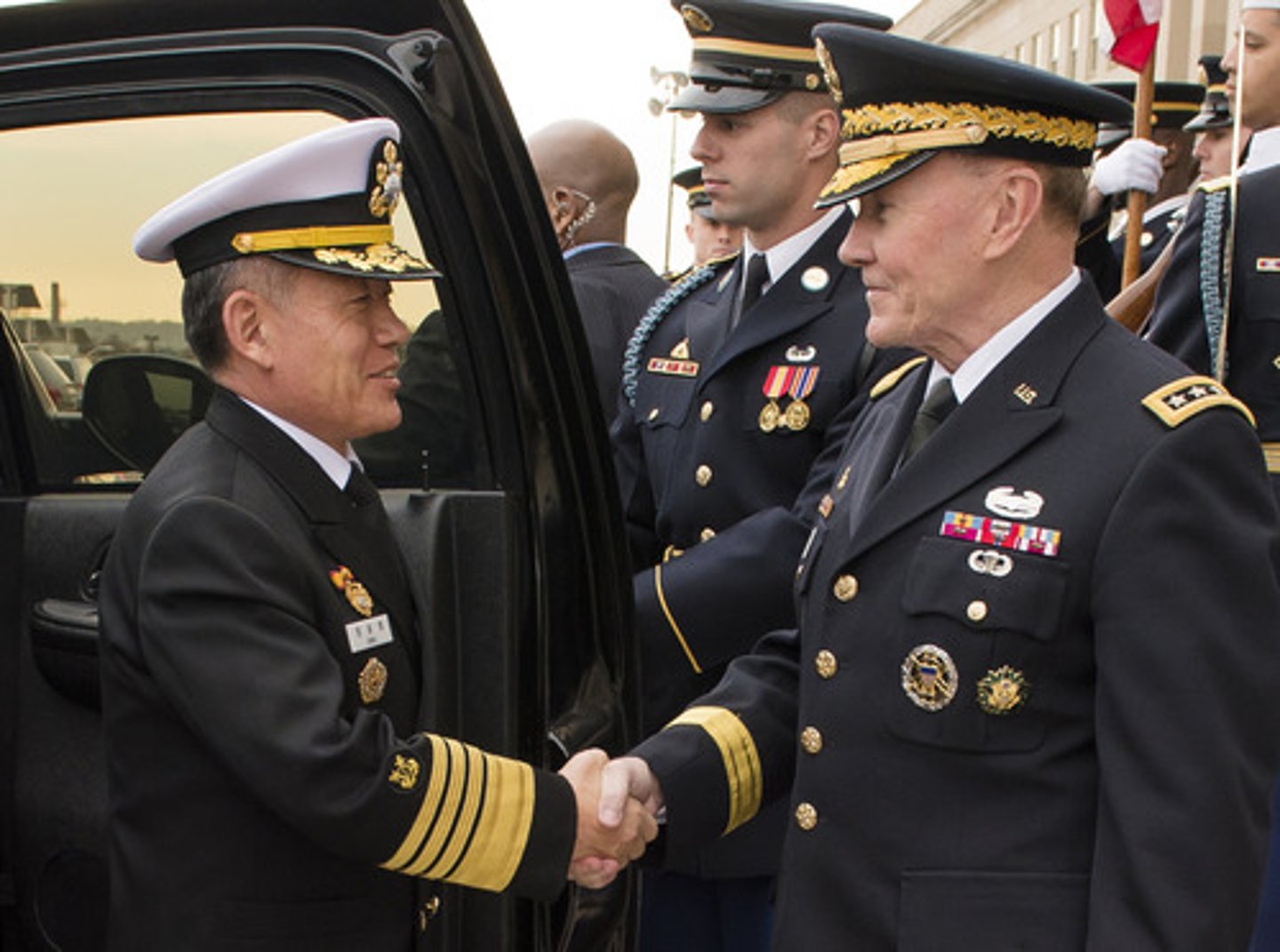 <p>người đồng cấp</p><p>ex:</p><p>- Female workers are often paid less than their male counterparts.→ Lao động nữ thường được trả lương thấp hơn so với nam giới tương ứng.</p><p>- The Vietnamese minister met his American counterpart.→ Bộ trưởng Việt Nam đã gặp người đồng cấp phía Mỹ.</p>