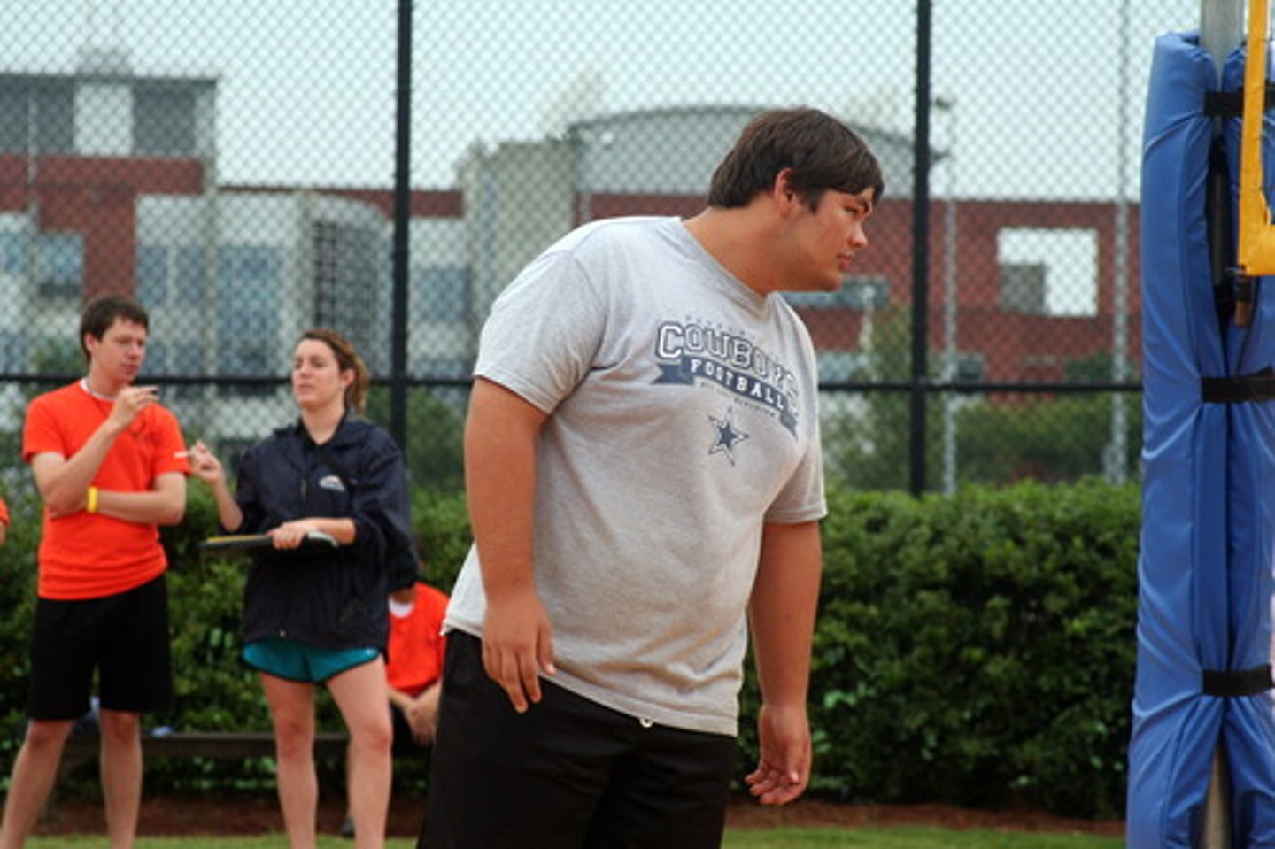 <p>adj), heavy and big; to và nặng</p>