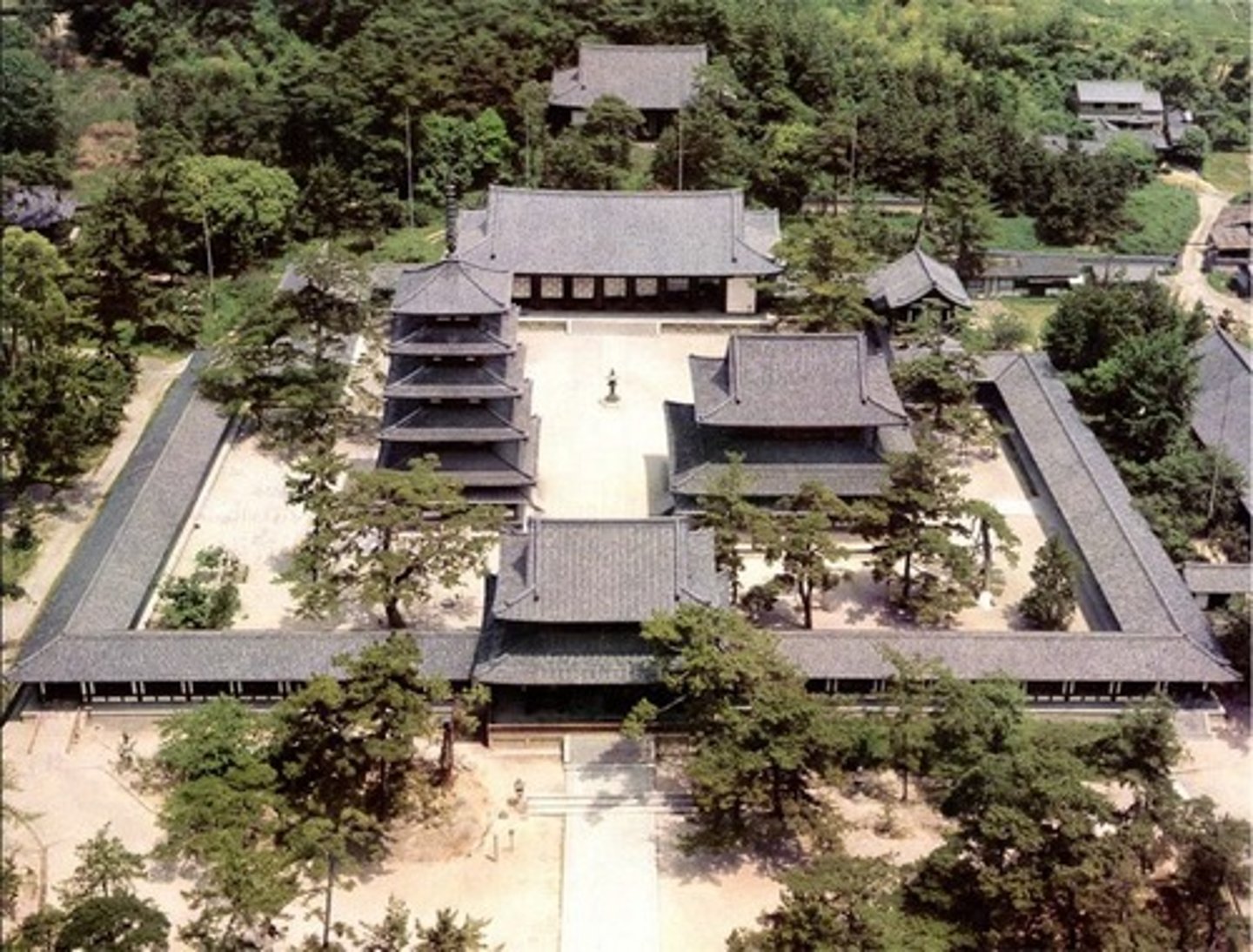 <p>유명한, 잘 알려진 famous in history</p>