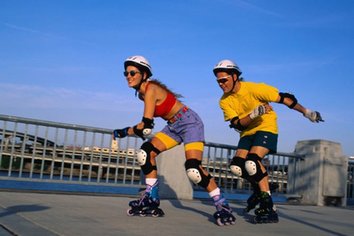 <p>to rollerblade/to go rollerblading</p>