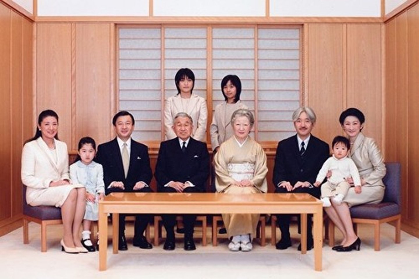 <p>こうしつ</p><p>hoàng thất, hoàng gia</p>