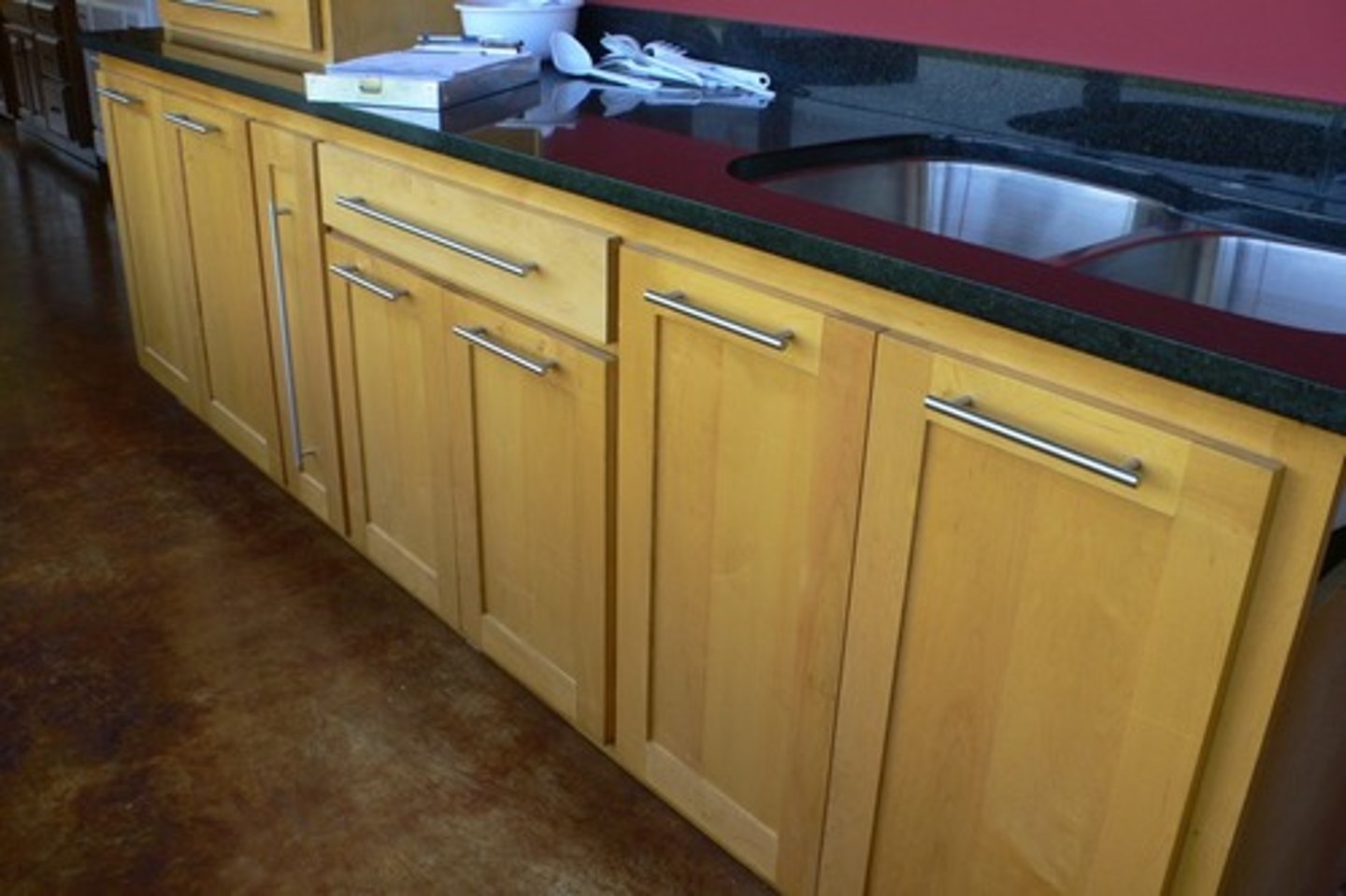 <p>tủ (có cửa, thường để đồ)</p>