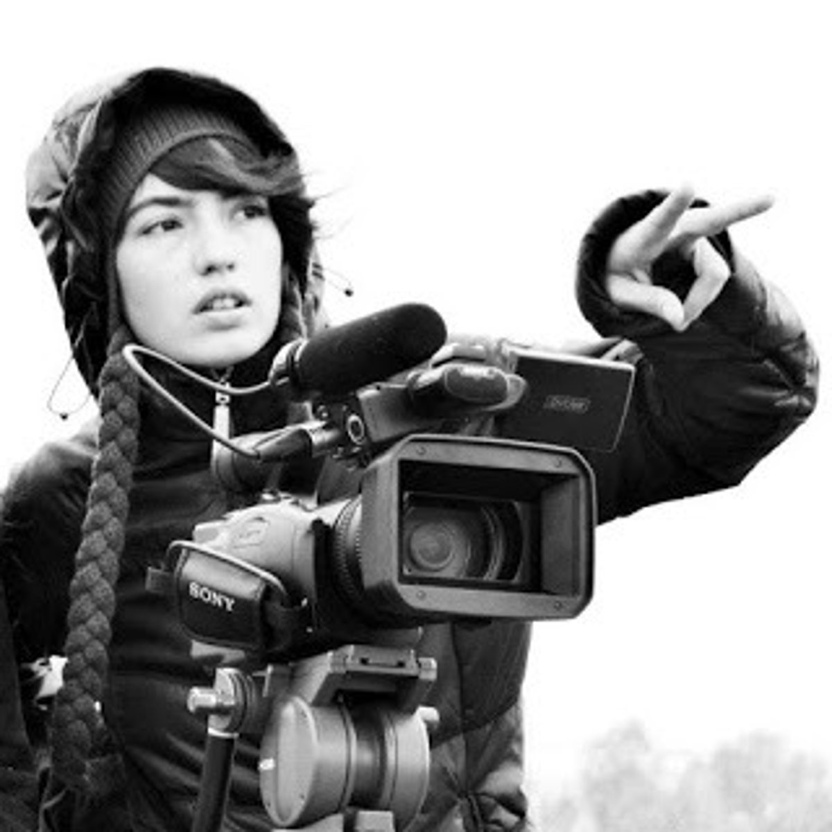 <p>a filmmaker (female)</p>