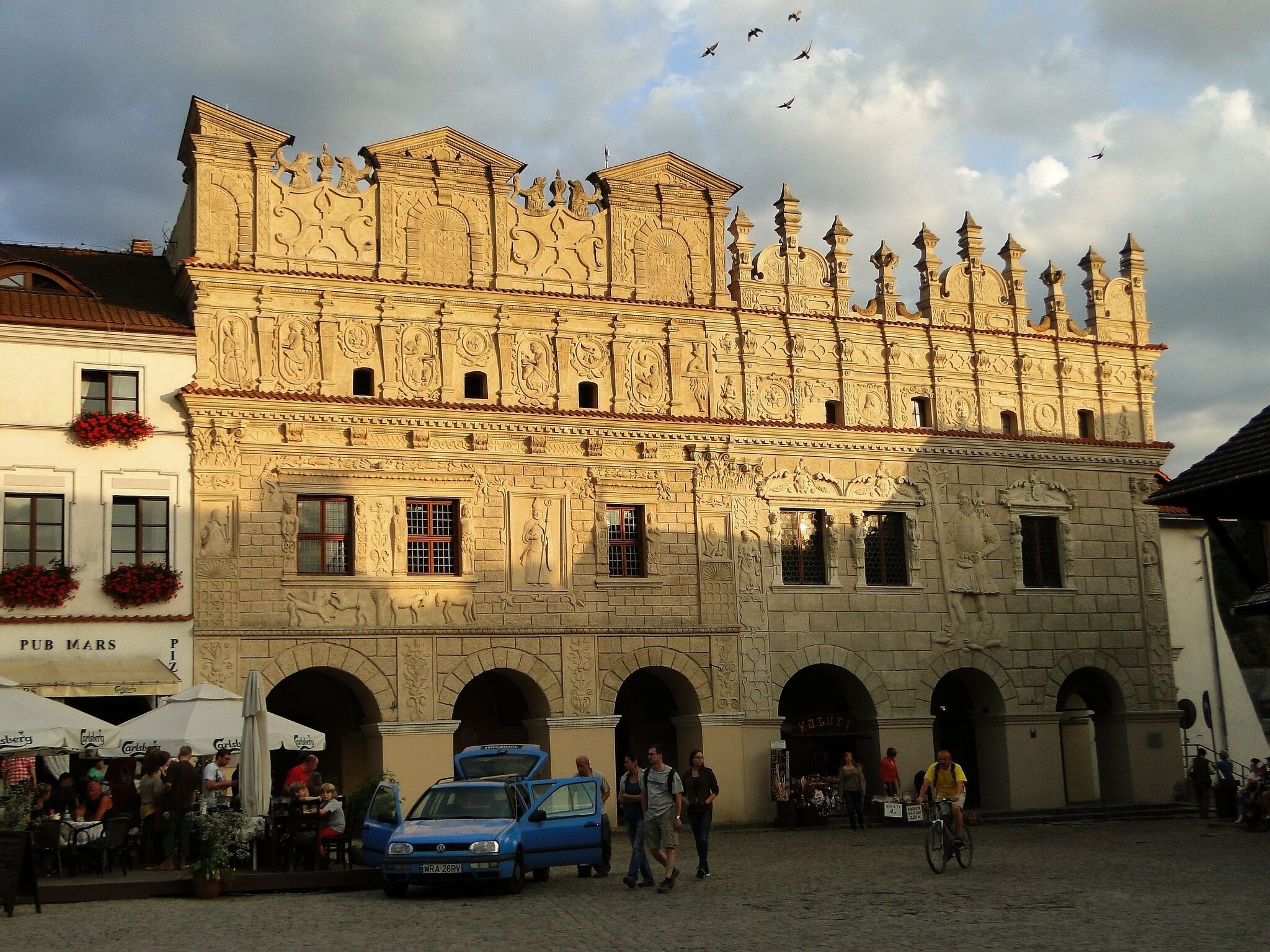 <ul><li><p><span style="color: red;"><strong>Zerwanie z renesansową harmonią na rzecz wyrafinowania, dynamiki i sztuczności</strong></span><strong> </strong>oraz<strong> swobodne operowanie detalami klasycznymi</strong></p></li><li><p>iluzjonizm, bogata dekoracyjność, w chuj dużo ornamentów,</p></li><li><p>zwielokrotnienie elementów np. biforia i efekty teatralne</p></li></ul><p></p>