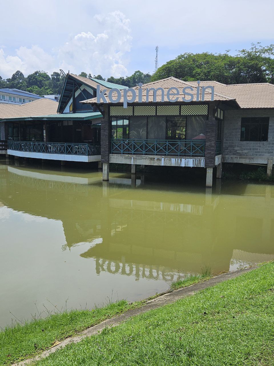 <p><em>Restaurant.</em></p>