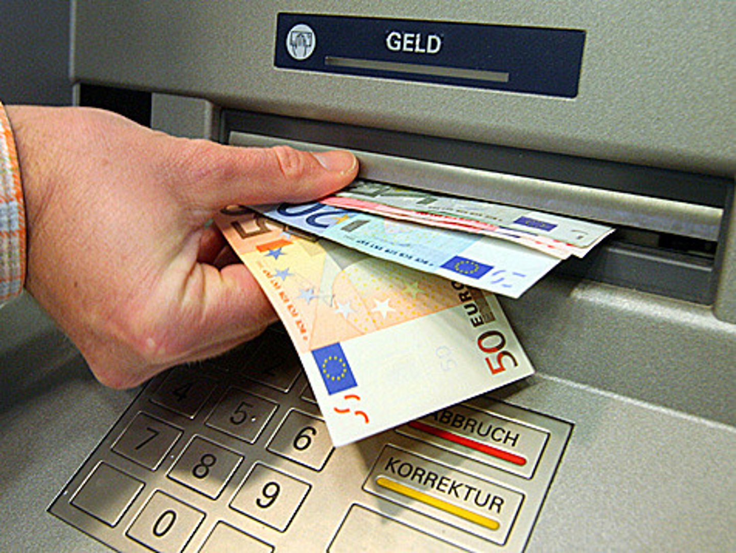 <p>hebt ab hob ab hat abgehoben hatte abgehoben rút tiền</p>