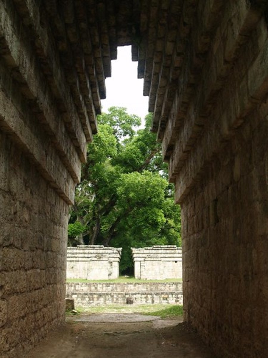 <p>a vault formed by layers of stone that gradually grow closer together as they rise until they eventually meet</p>