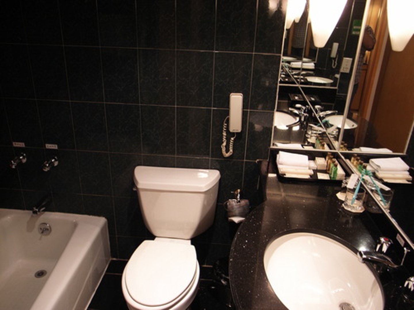 <p>cèsuǒ</p><p>restroom; toilet</p>