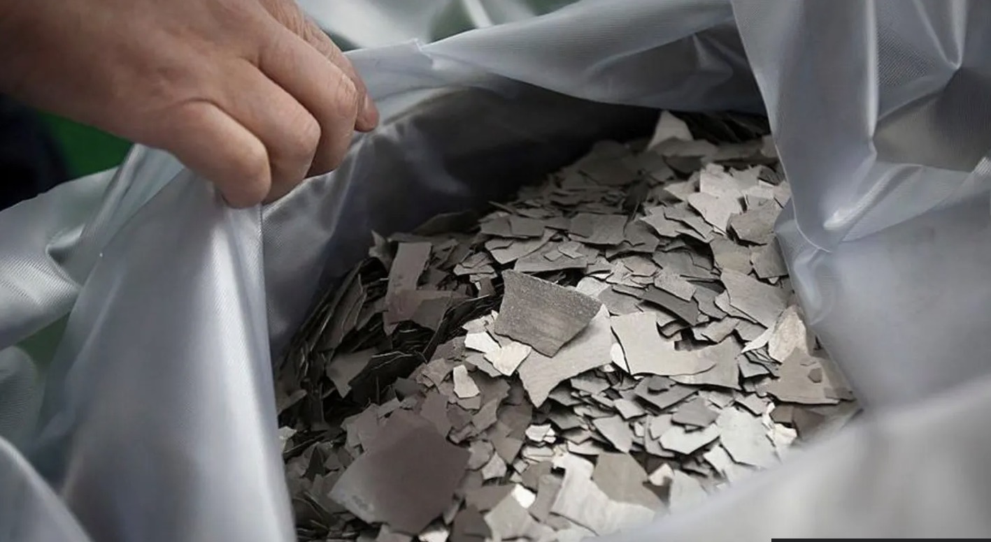 <p>I took</p><p>I took the trash outside of my house.</p>