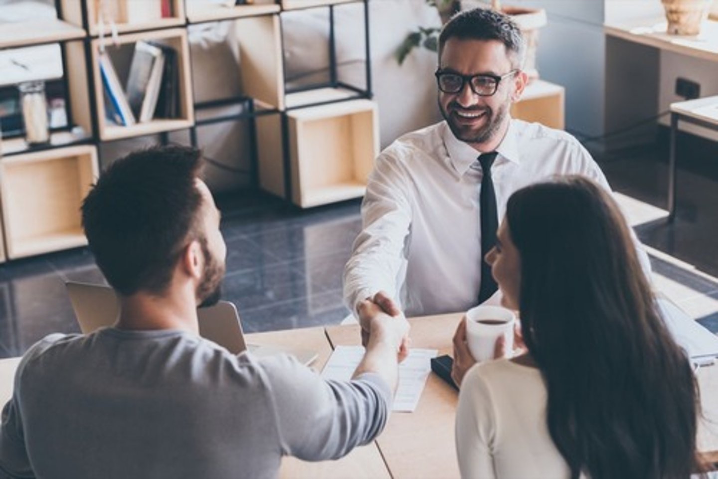 <p>/ˈfeɪ.vər.ə.bəl/ (adj)<br>giving you an advantage or more chance of success:<br>Roy Porter, the distinguished medical historian, recently wrote a favourable appraisal of his research</p>