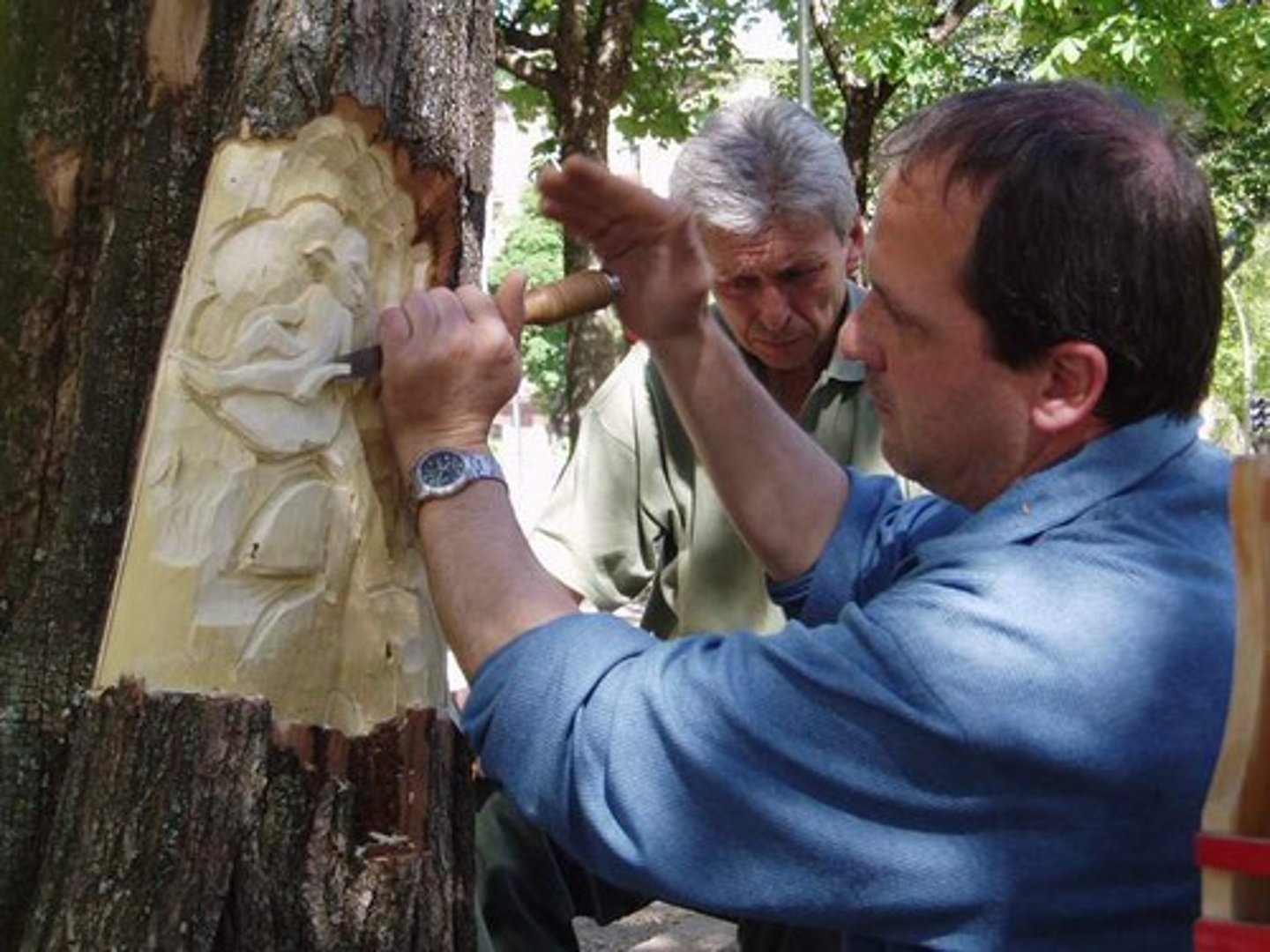 <p>to carve</p>