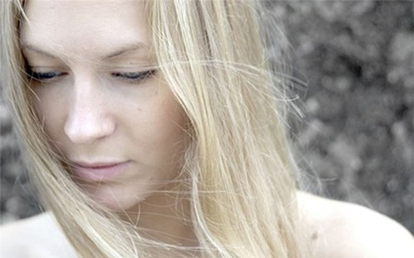 <p>/peɪl/ (adj)</p><p>Nhạt màu hơn (đối với chất lỏng thì nghĩa là trong hơn).</p><p>She looked paler than usual because of the fl</p>