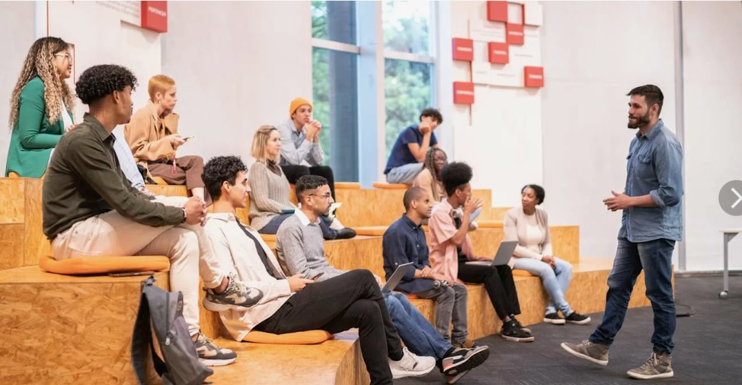 <p><span style="background-color: transparent;"><span>9. Лекция ещё [не началась], и студенты [разговаривают]</span></span></p>