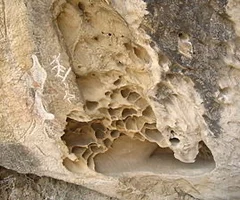 mechanische erosie door het sediment wat in water zit in combinatie met stromend water. abrasie schuurt delen van de wallen en grond in een beek/rivier. dit veroorzaakt kolkgaten. 