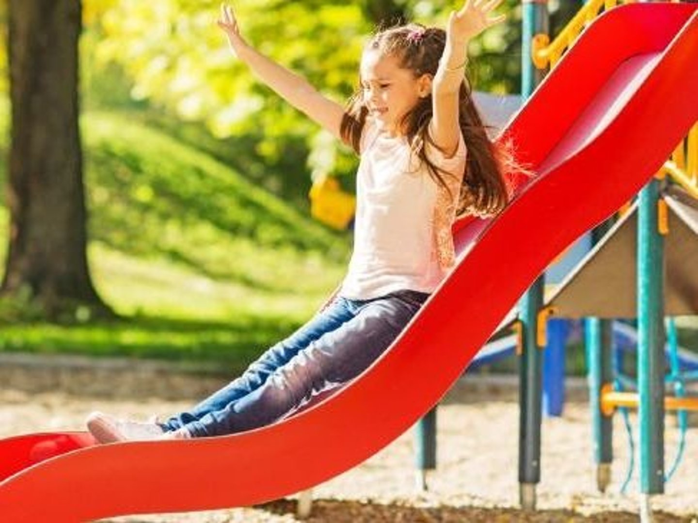 <p>to slide (down a slide)</p>