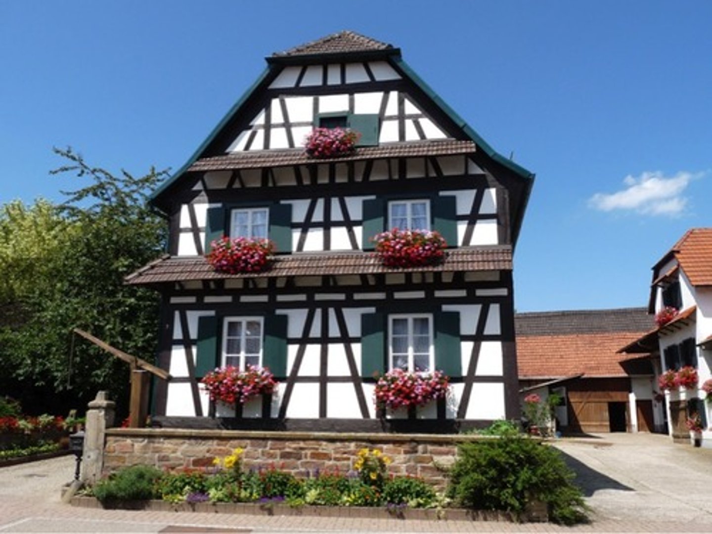 <p>système de charpente en panneaux dont les vides sont remplis par de la maçonnerie: briques, plâtre ou torchis. Utilisé pour les cloisons mais aussi au Moyen-Age et jusqu'au XVème s., pour les murs extérieurs des maisons.</p>