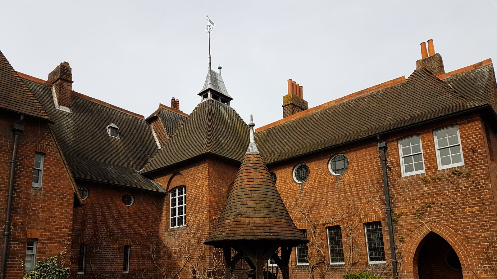 <p>Arts and crafts architectural landmark; a deliberate attempt at <strong><u>expressing surface textures of ordinary materials with an asymmetrical and quaint building composition</u></strong></p>