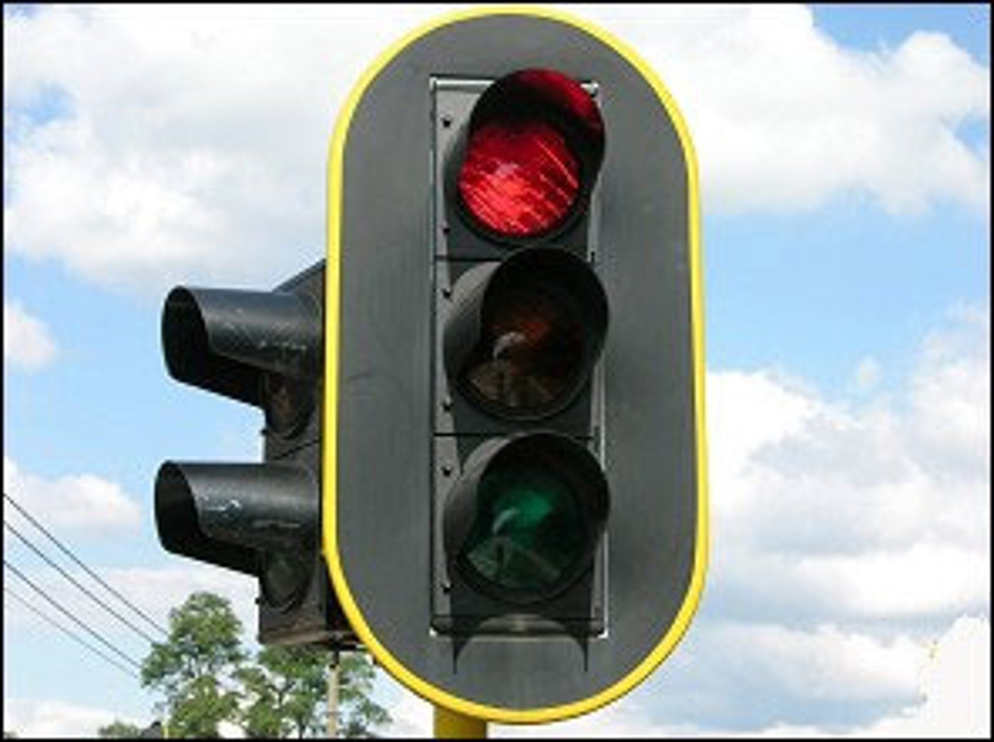 <p>attendre au carrefour, aux feux rouges</p>