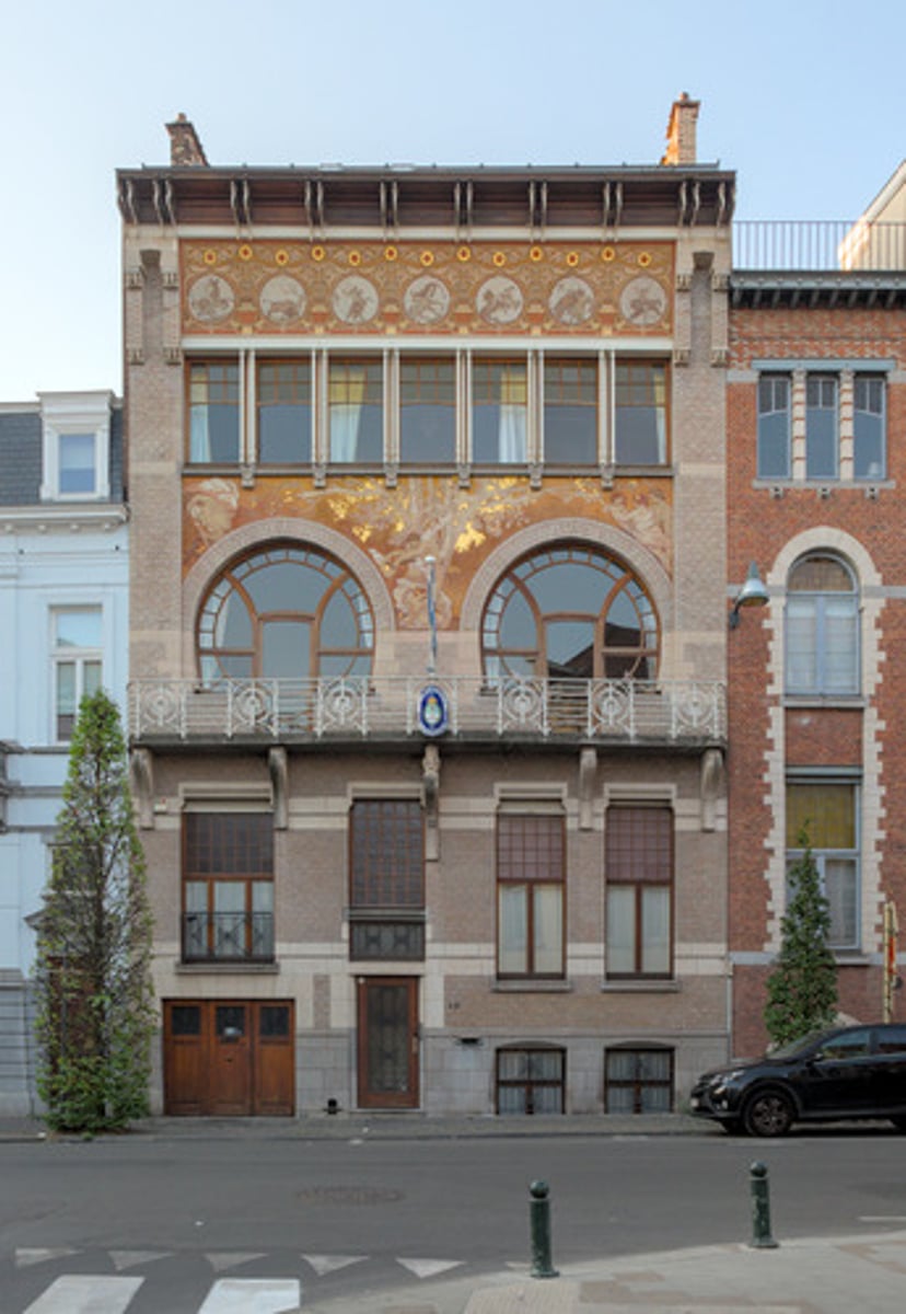 <p>1859-1901 : Art Nouveau-pionier die bouwen als ambacht benadrukte. Hij introduceerde hoefijzerramen en sgraffitotechnieken in de gevelarchitectuur van burgerwoningen, zoals Hôtel Ciamberlani.</p>