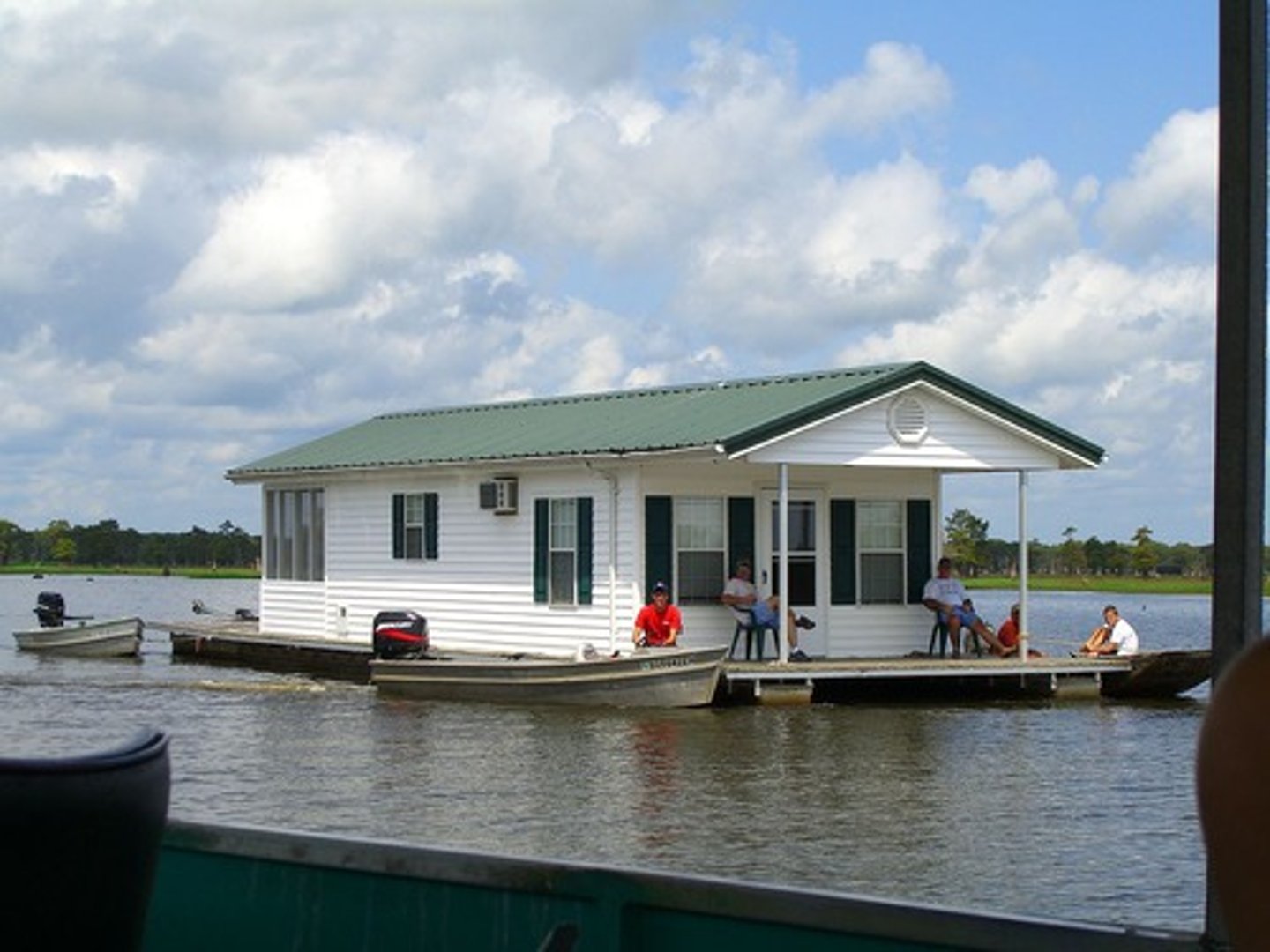 <p>houseboat</p>