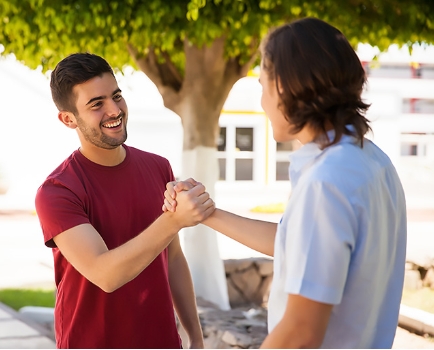 <p>Sam and Bob are good friends, they <strong>get on</strong> well</p><p>Ладить</p>