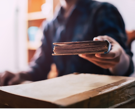 <p>Students take books from libraries, read them and give them <strong>back</strong> later.</p><p><span>|bæk|</span></p><p>Назад</p>
