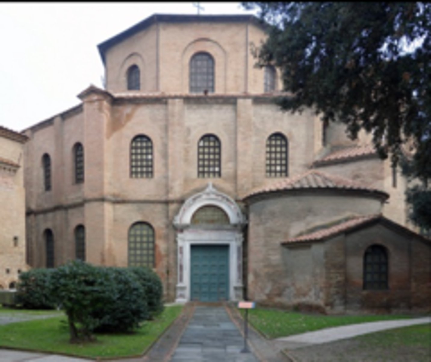 <p>describe the architectural plan of San Vitale</p>