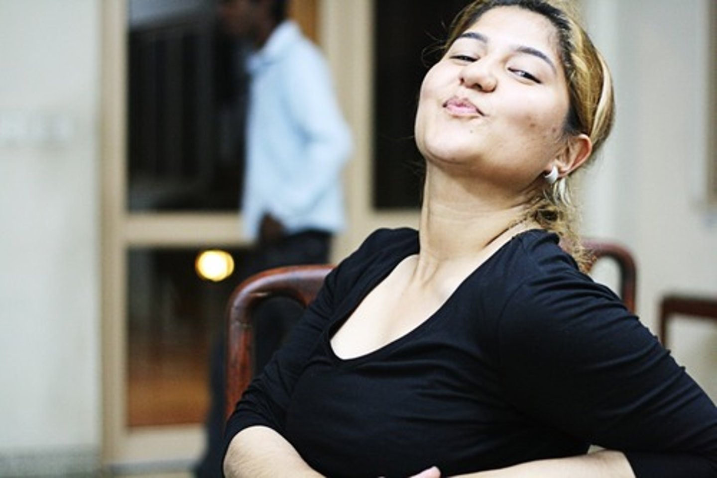 <p>(adv) một cách tự tin</p>