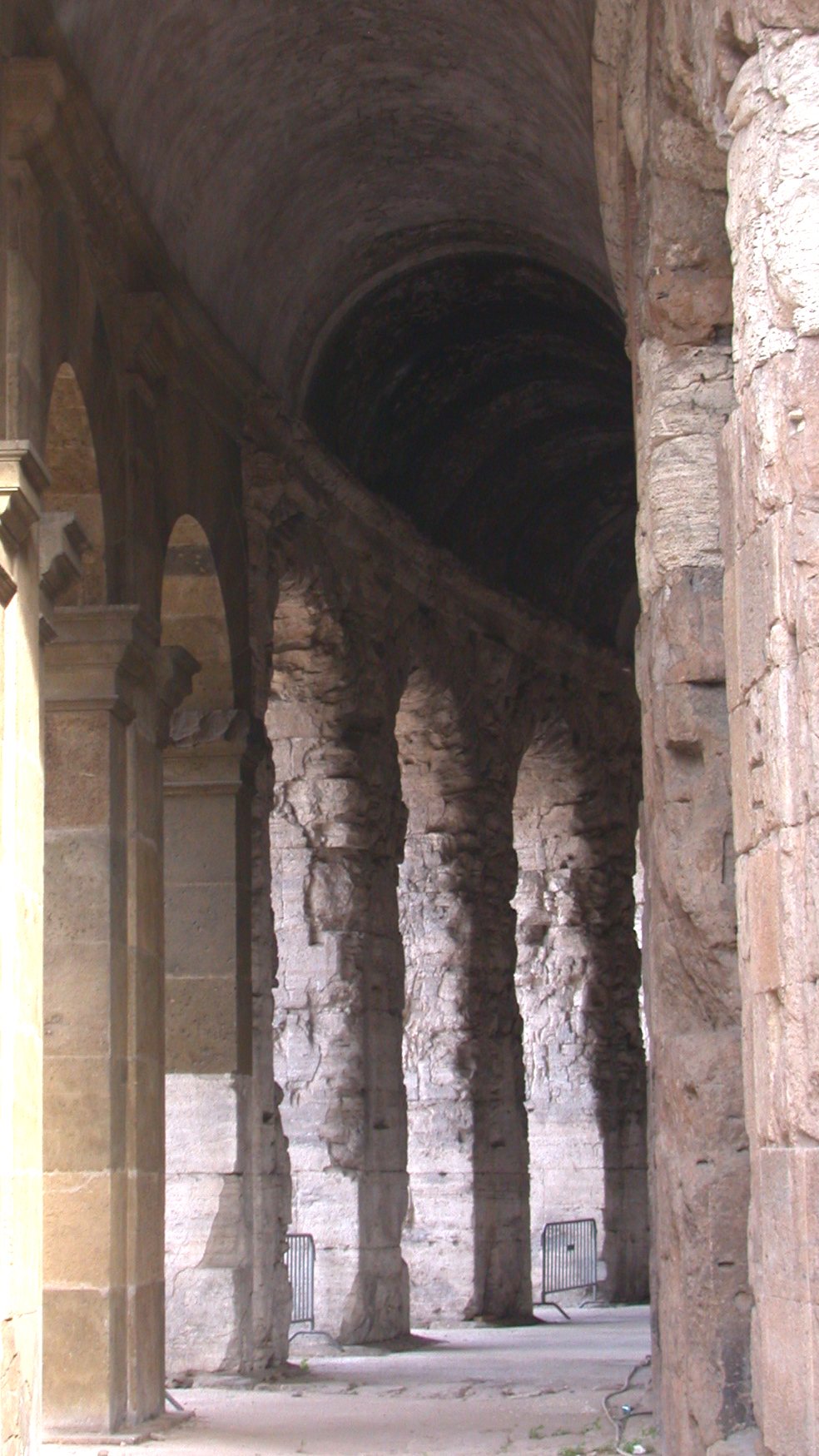 <p>Corridoio tra il colonnato e la cella del tempio periptero; generic., in architettura, ambiente secondario per lo più a portico, sviluppato nel senso della lunghezza.</p>