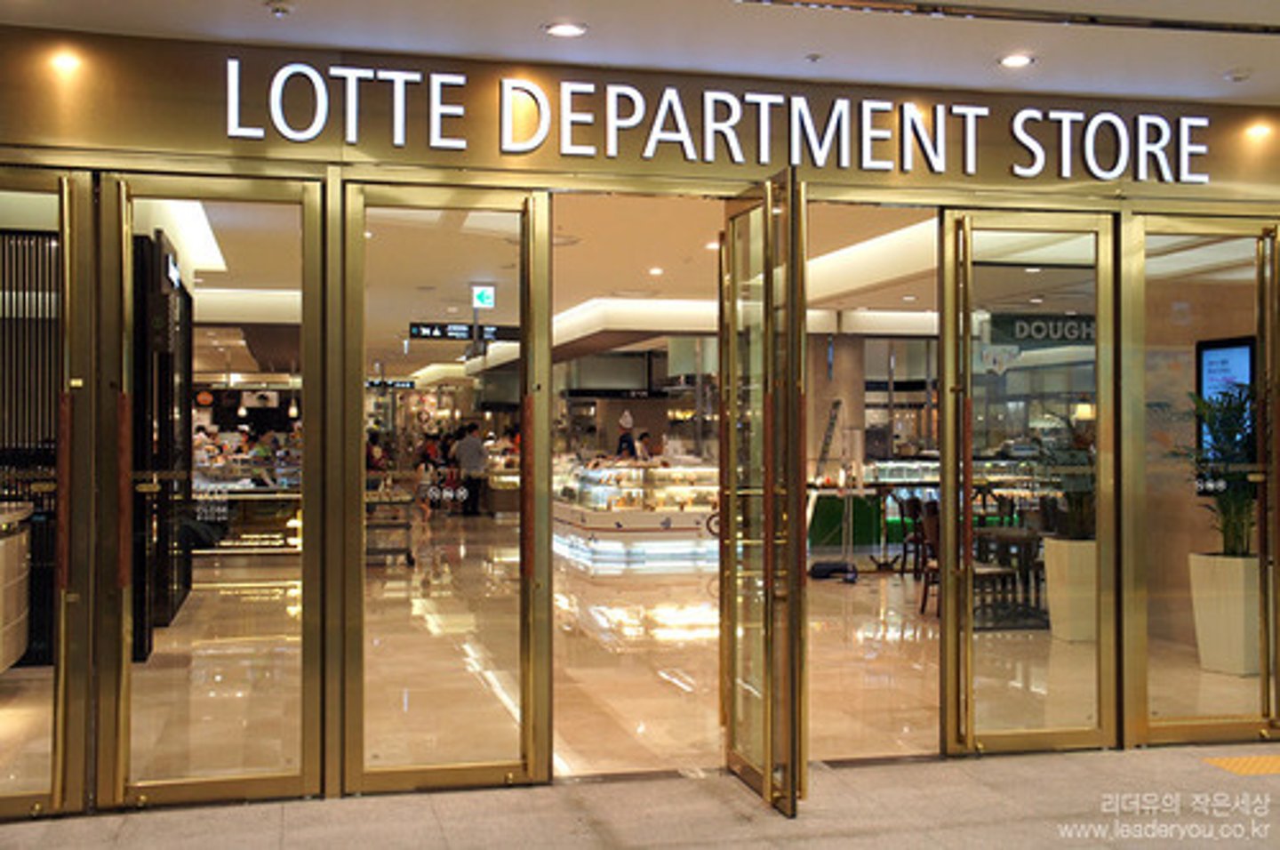 <p>department store</p>