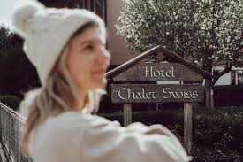 <p>a small lodge or inn</p>