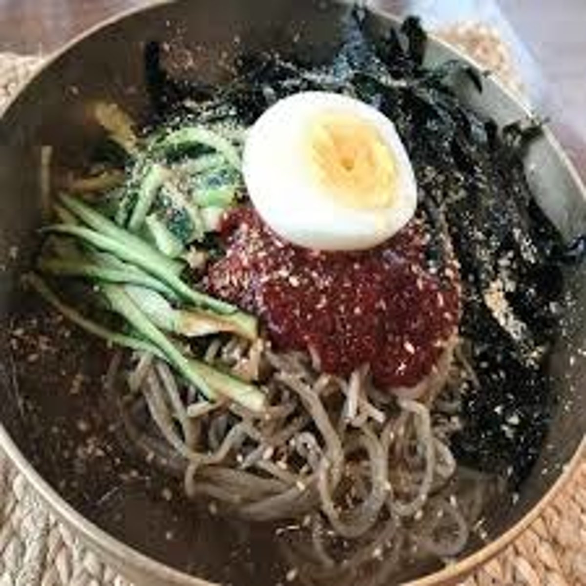<p>mỳ kiều mạch<br>(Món mỳ trộn làm từ mỳ kiều mạch với nước dùng hoặc nước kimchi)</p>