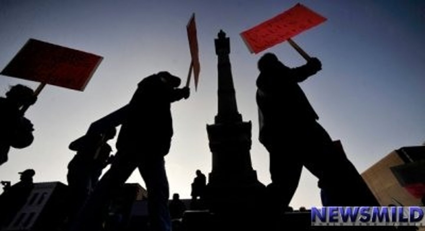 <p>Thorndike's principle that behaviors followed by favorable consequences become more likely, or where behaviors followed by unfavorable consequences become less likely</p>