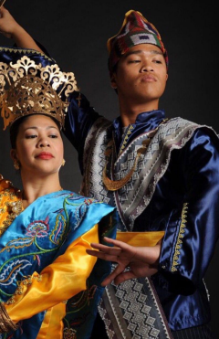 <p>long-sleeved blouse of the people of Bangsamoro</p><ul><li><p><span>known as Badjuh Lapih (men's upper garment) and Badju Lapi (</span>female upper garment<span>) are usually paired with a Sawwal, a pair of Yakan fabric trousers with vertical stripes</span></p></li></ul><p></p>