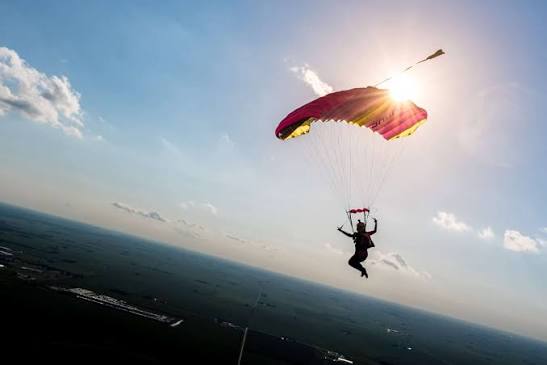 <p>She dares</p><p>She dares to ask her friend to go skydiving</p>