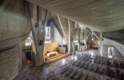 name the building architect and style 