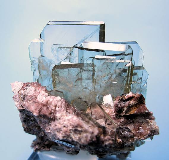 <p>Mineral habit describes crystals that are flat and plate-like</p>