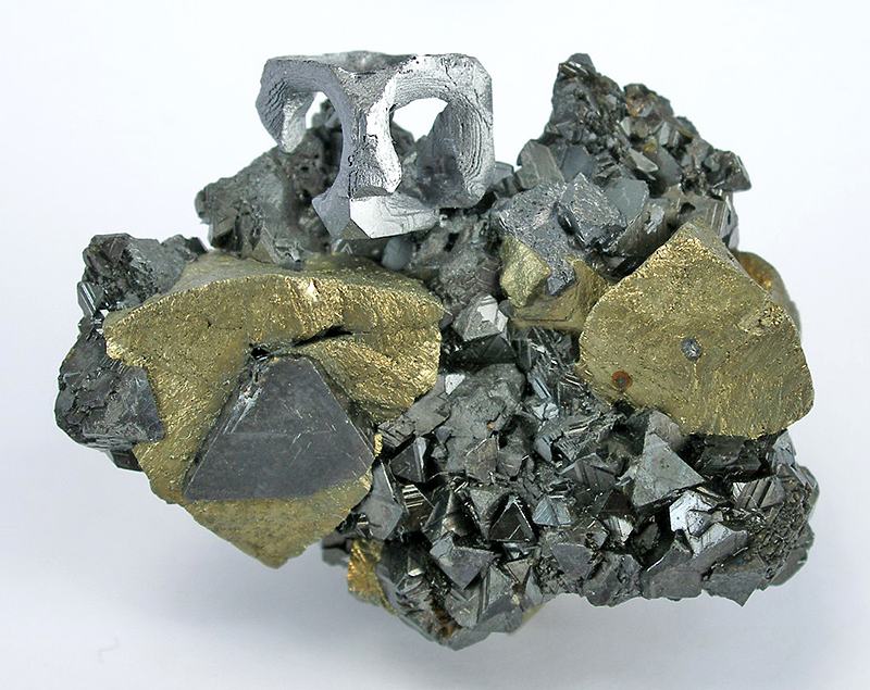 <p>Appartiene alla classe dei Solfuri</p><p><strong>(Cu, Fe)S</strong><span>₂</span></p><ul><li><p>Sistema tetragonale</p></li><li><p>Di colore giallo ottone, con patine iridescenti, lucentezza opaca o metallica</p></li><li><p>Tipico di ambiente idrotermale di alta temperatura, associato solitamente a blenda e pirite</p></li><li><p>Copre l’80% di quella che è l’attuale produzione di rame mondiale</p></li></ul><p></p>