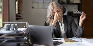 <p><strong>= </strong>to often feel unwell or be in poor condition</p><ul><li><p>I h___ m________ h______ last winter—sick all the time.</p></li><li><p>She always h___s m________ h______ when the seasons change.</p></li></ul><p></p>
