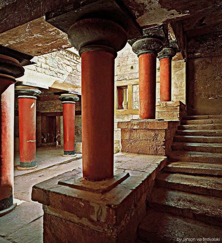 <p>Dalla cultura cretese/minoica con il palazzo di Minosse a Cnosso, dove vi è un complesso di edifici che comprono una superficie di un ettaro e mezzo e ha una grande scalinata, prima del genere che si conosca. </p>