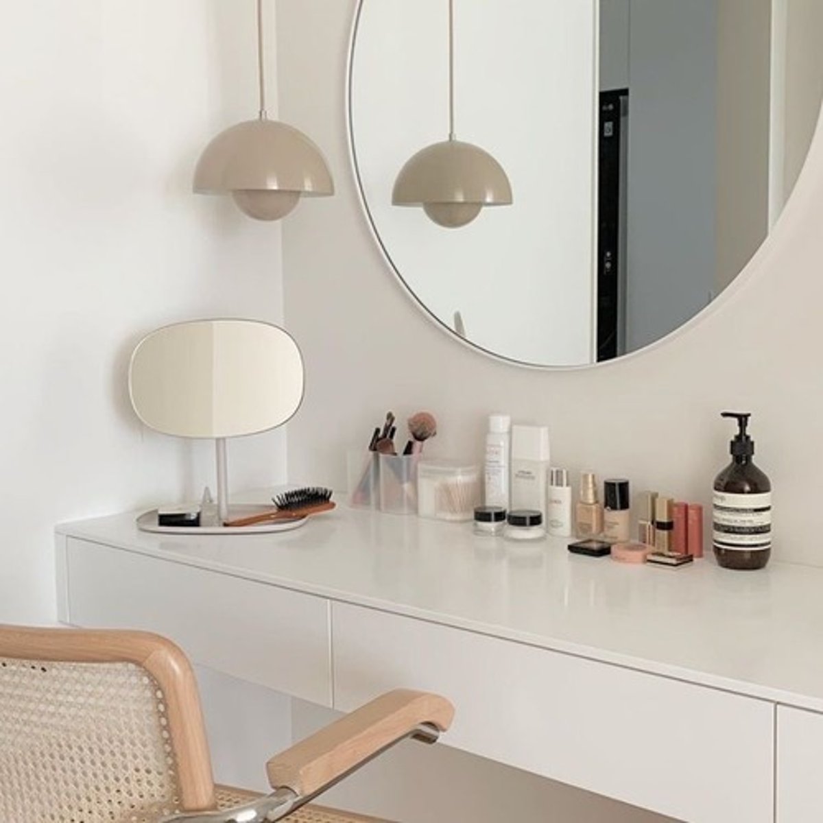 <p>bàn trang điểm<br>이 화장대가 아주 예뻐요.<br>Cái bài trang điểm này quá đẹp.</p>