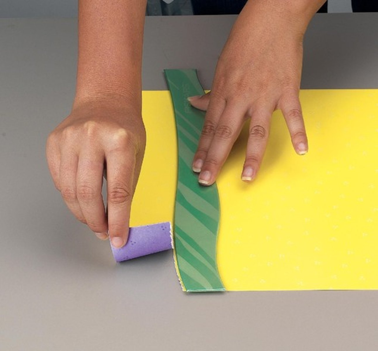 <p>xé ( rách ) , vết rách</p>